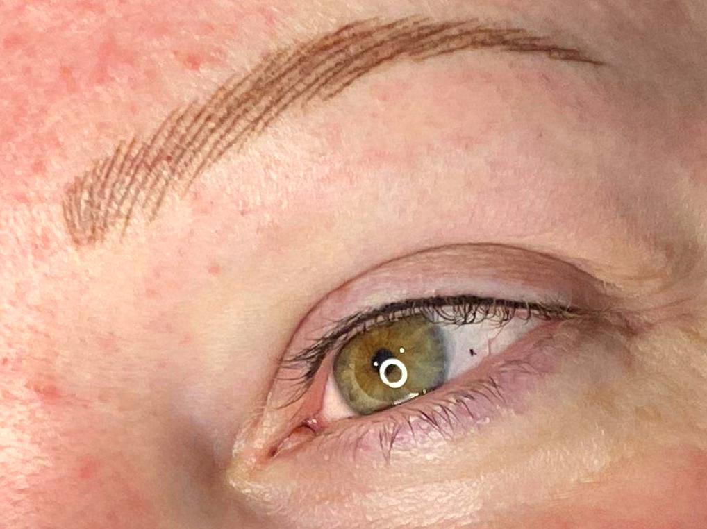 Exploring the Variations Between Combination Brows and Microblading